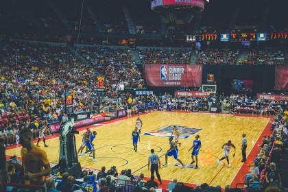 澳客官网首页|哈登洛杉矶客场爆发，昔日MVP风采重现，率队连胜震撼联盟